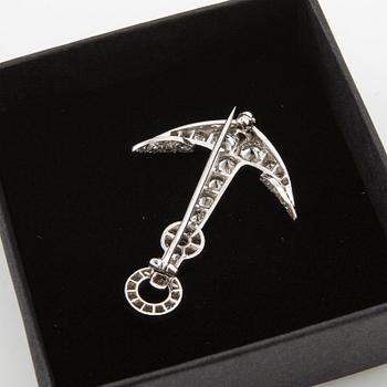 Brooch in the form of an anchor made of 18K white gold with diamonds.