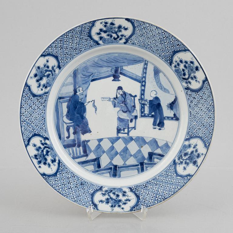 A blue and white dish, Qing dynasty, Kangxi (1662-1722).