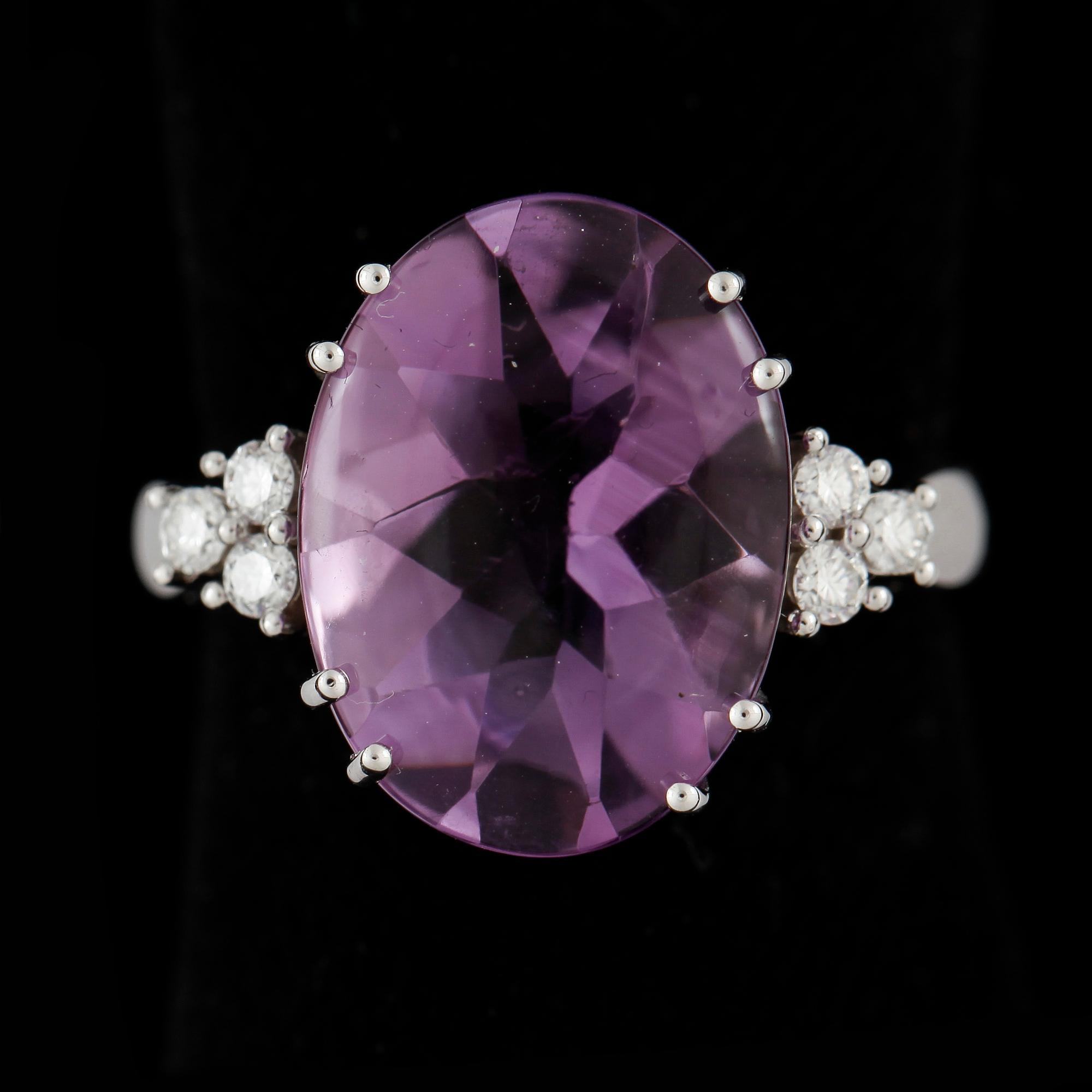 RING, 18k vitguld med ametist ca7,36ct och briljantslipade diamanter tot ca0,20ct. Vikt ca7,6g.