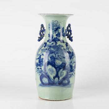 A Chinese vase, 19th/20th century.