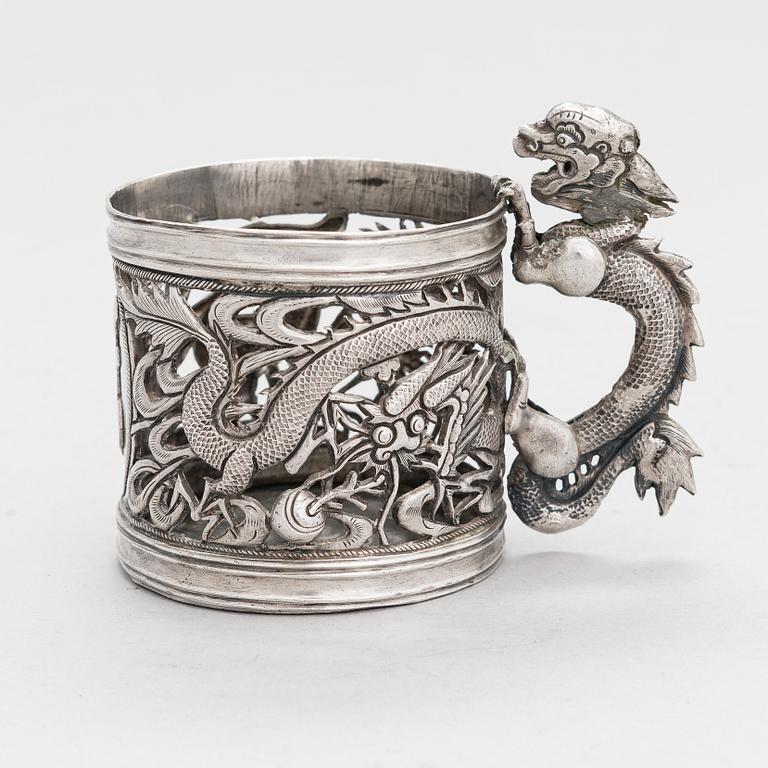 Teelasinpidike, hopeaa, Shanghai, Kiina vuosisadan vaihde 1800/1900. Tunnistamattomat leimat.