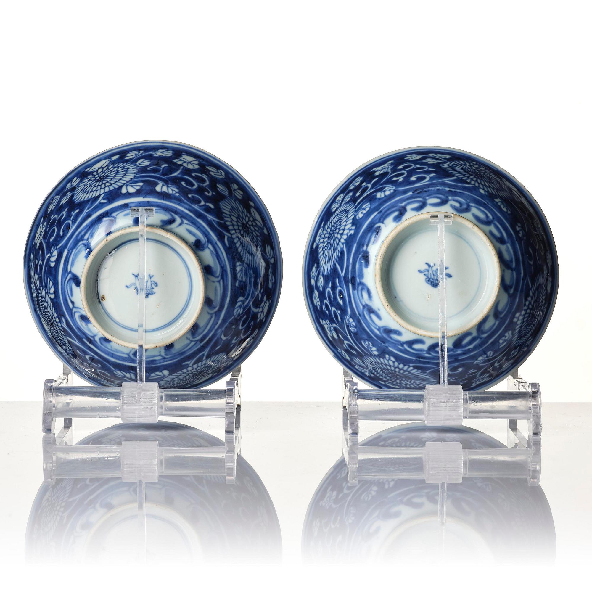 A pair of blue and white reverse decorated floral bowls, Qing dynasty, Kangxi (1662-1722).