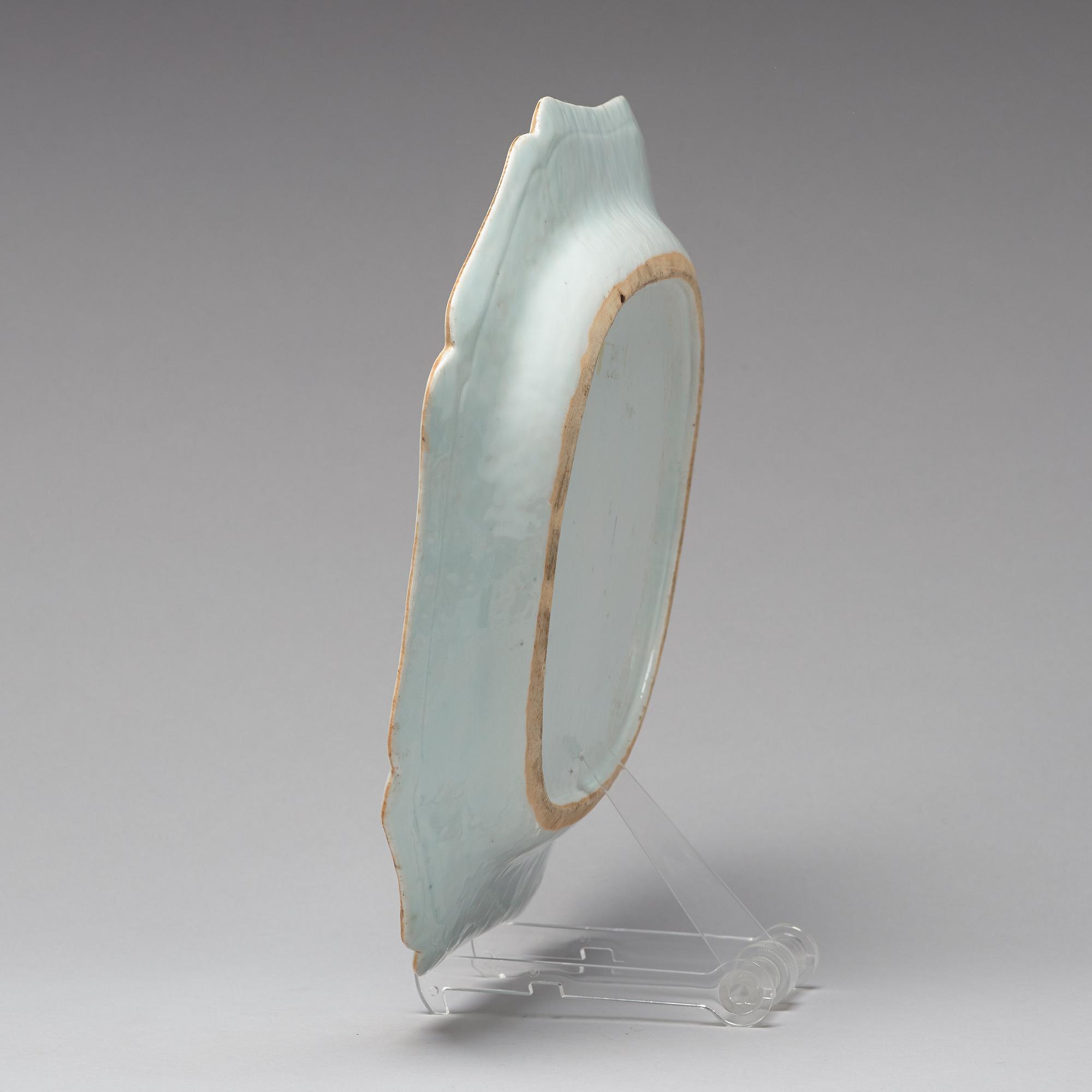 A famille rose serving dish, Qing dynasty, Qianlong (1736-95).