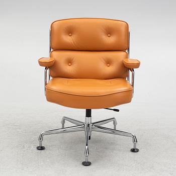 Charles & Ray Eames, a "Lobby" chair, Vitra.