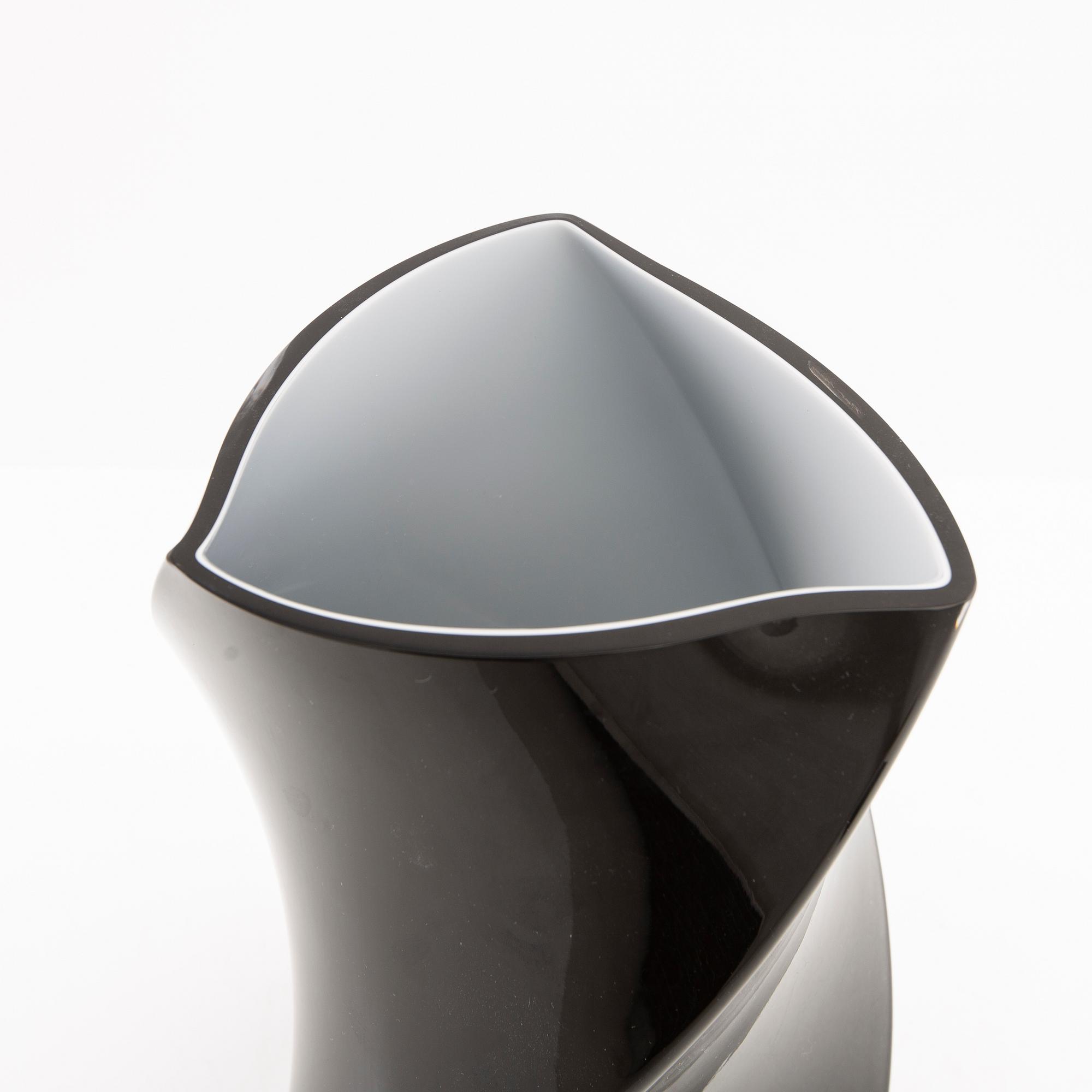 Piet Hein, vaser 2 st, "Super Vase" samt "Twister" signerade.