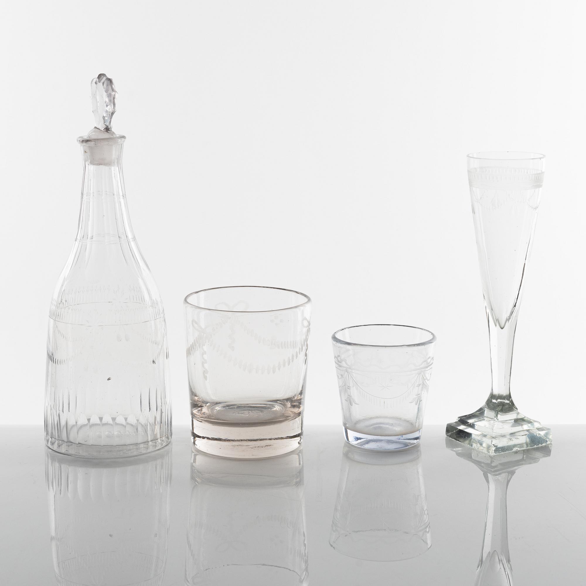 21 glass service pieces, around the year 1800 and 19th Century.