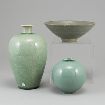 VASER, två stycken, samt SKÅL, keramik. Korea, 1500 respektive 1900-tal.