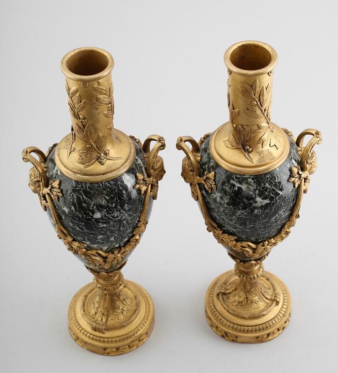 URNOR, 1 par, brons och marmor, 1800-talets andra hälft.