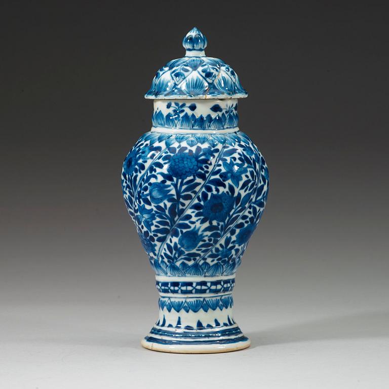 A blue and white urn with cover, Qing dynasty Kangxi (1662-1722).