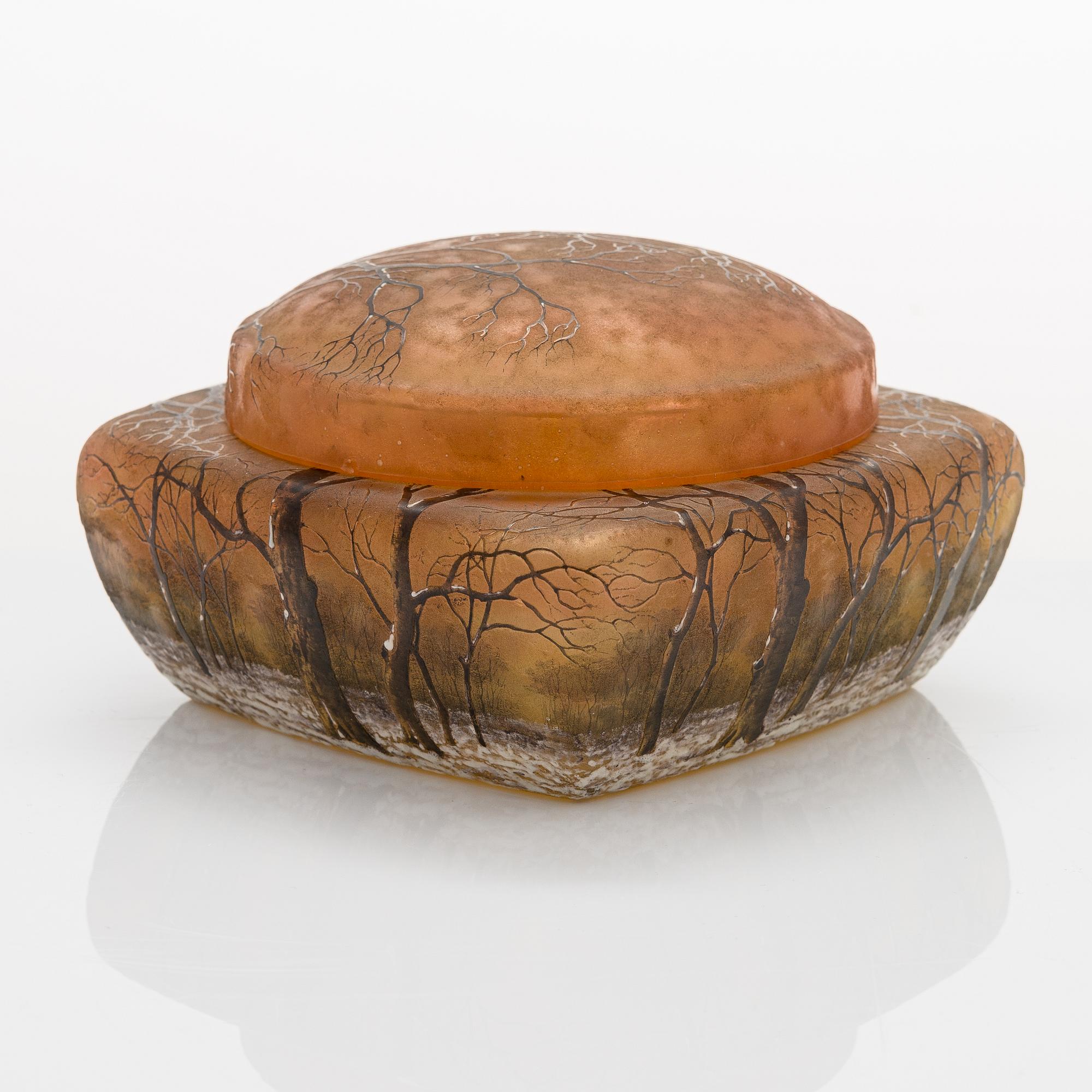 An early 20th-century French glass bonbonnière by Daum Nancy.