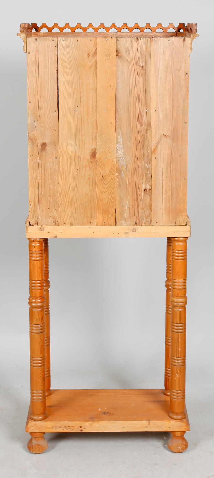 VITRINSKÅP, 1900-tal.