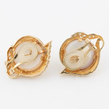 Earrings, a pair, 14K gold with mabé pearls and small brilliant-cut diamonds.