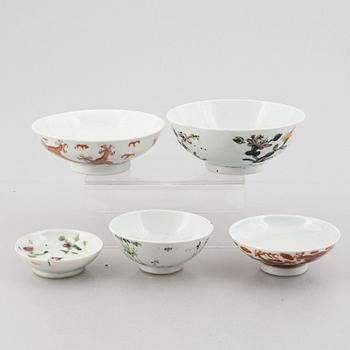 Four porcelain bowl and one cover, China, late Qing dynasty and 20th century.