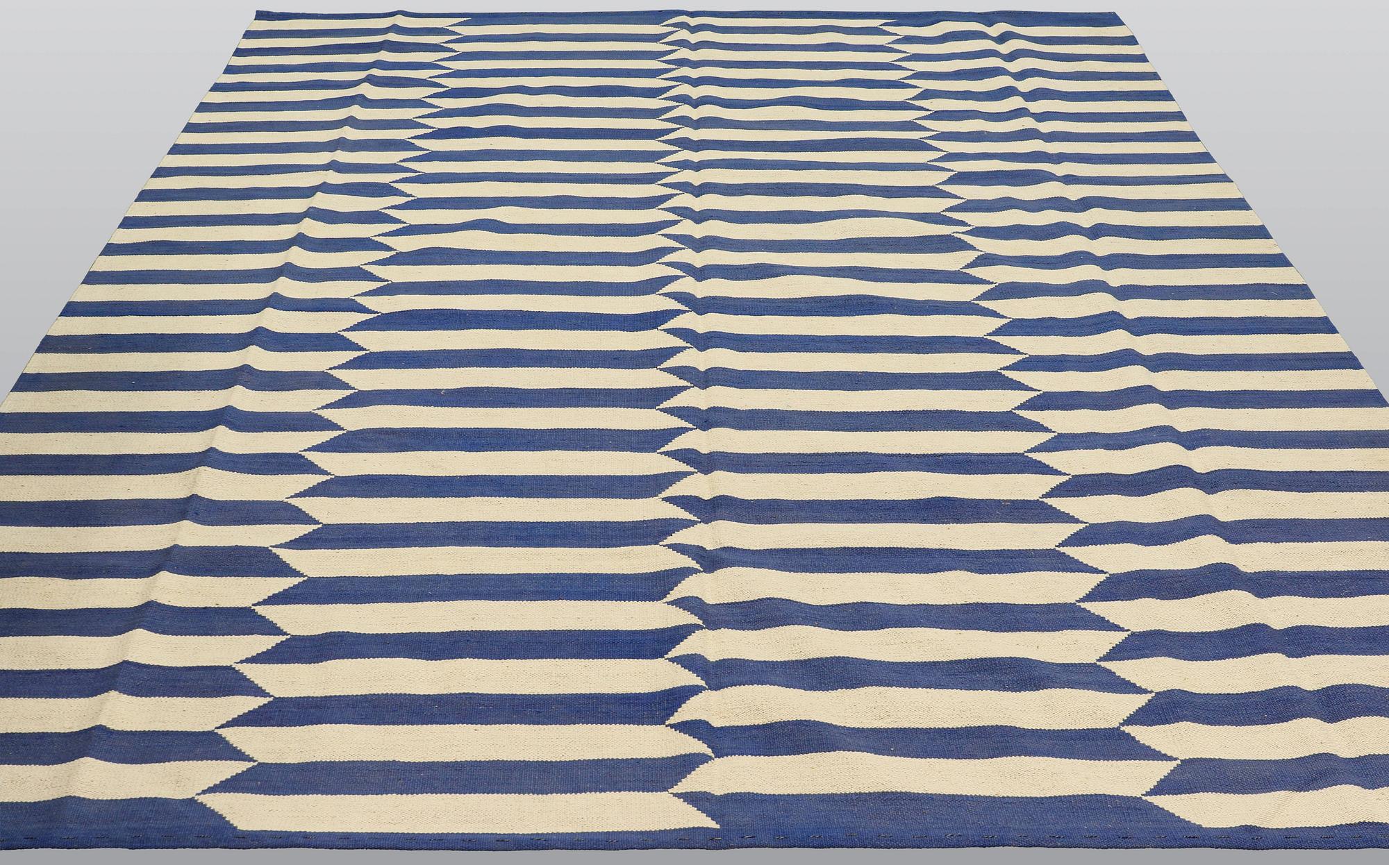 Matta, orientalisk slätväv, ca 292 x 207 cm.