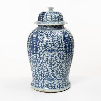 Urna med lock, porslin, Kina, Qingdynastin 1800-tal.