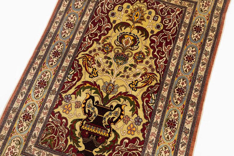 Matta, semiantik/old silke Hereke, Västra Anatolien, ca 103 x 66 cm.