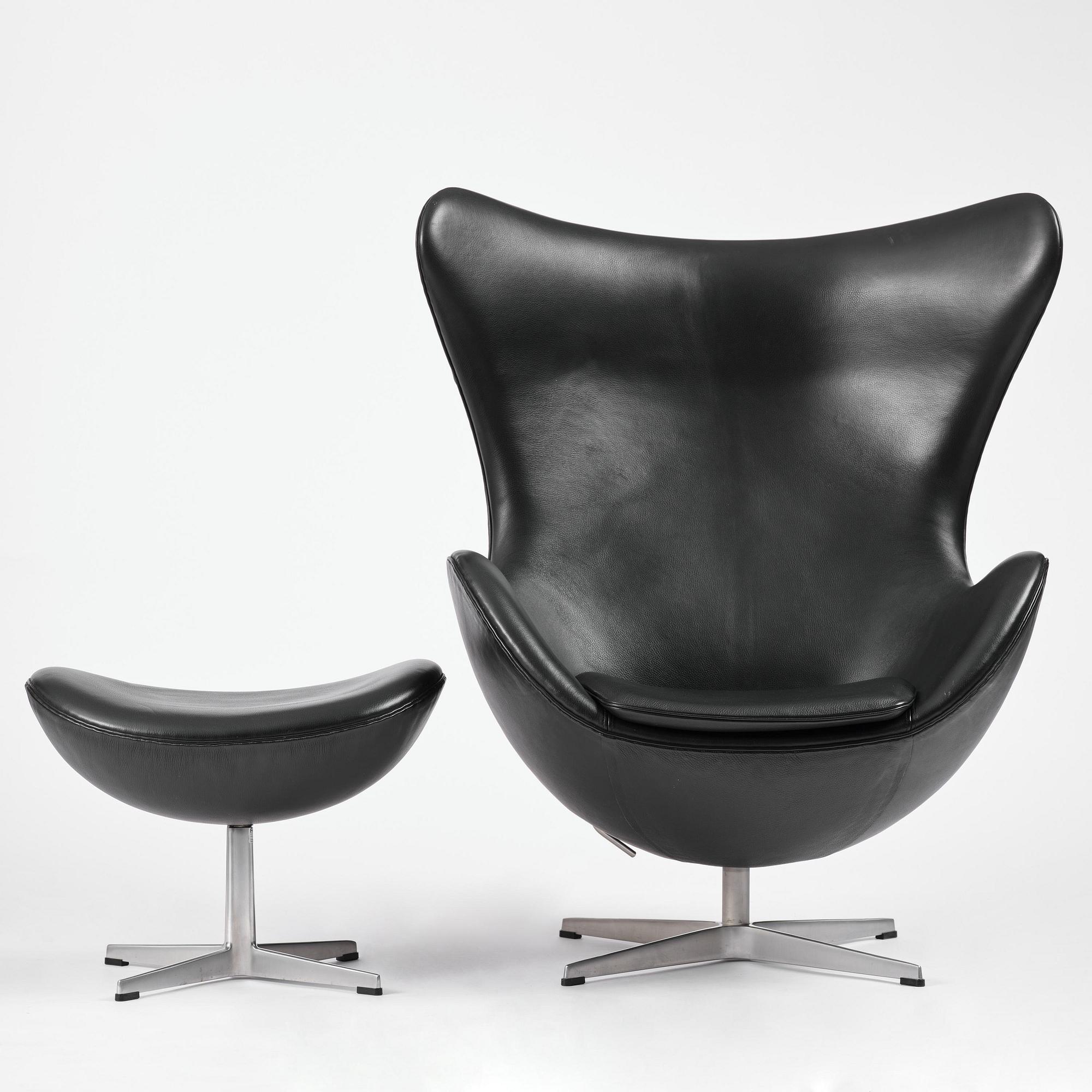 Arne Jacobsen, fåtölj med fotpall, "Ägget", Fritz Hansen, Danmark, 2001.