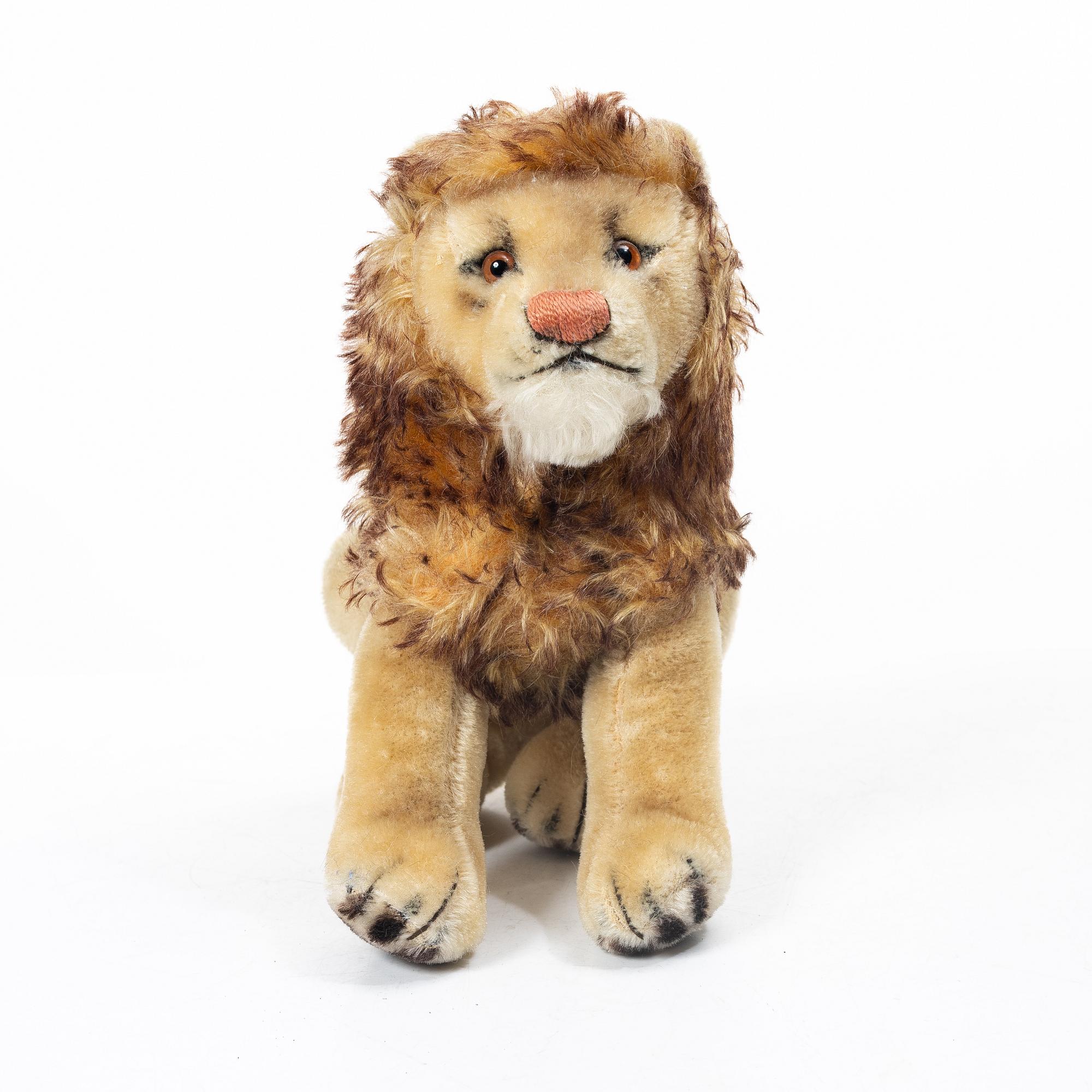 Steiff, 3 toy animals, two lions and a 2000 Weihnachtsbär.