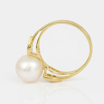 RING, 14K guld med odlade saltvatten pärla och små diamanter tot ca 0,10 ct. Vikt ca 3,34 g.