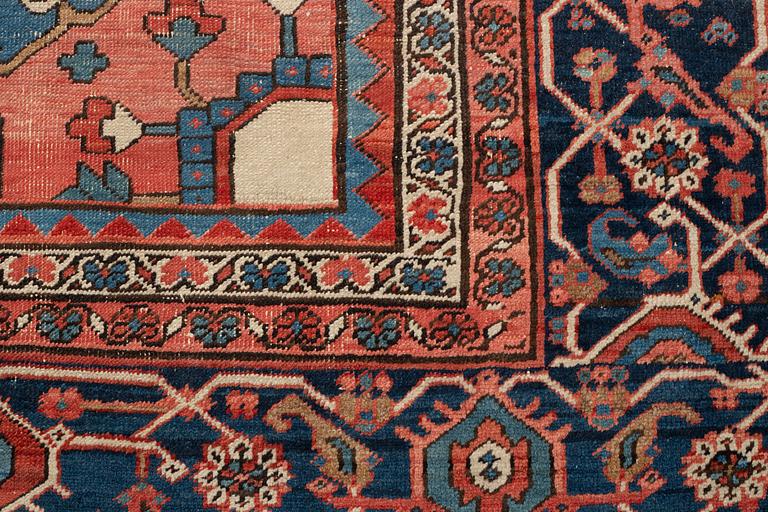 An antique Heriz Serapi carpet, ca 616 x 407 cm.