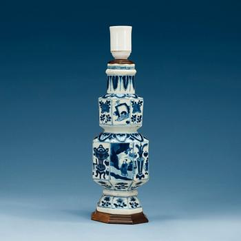 1691. A blue and white vase, Qing dynasty, Kangxi (1662-1722).