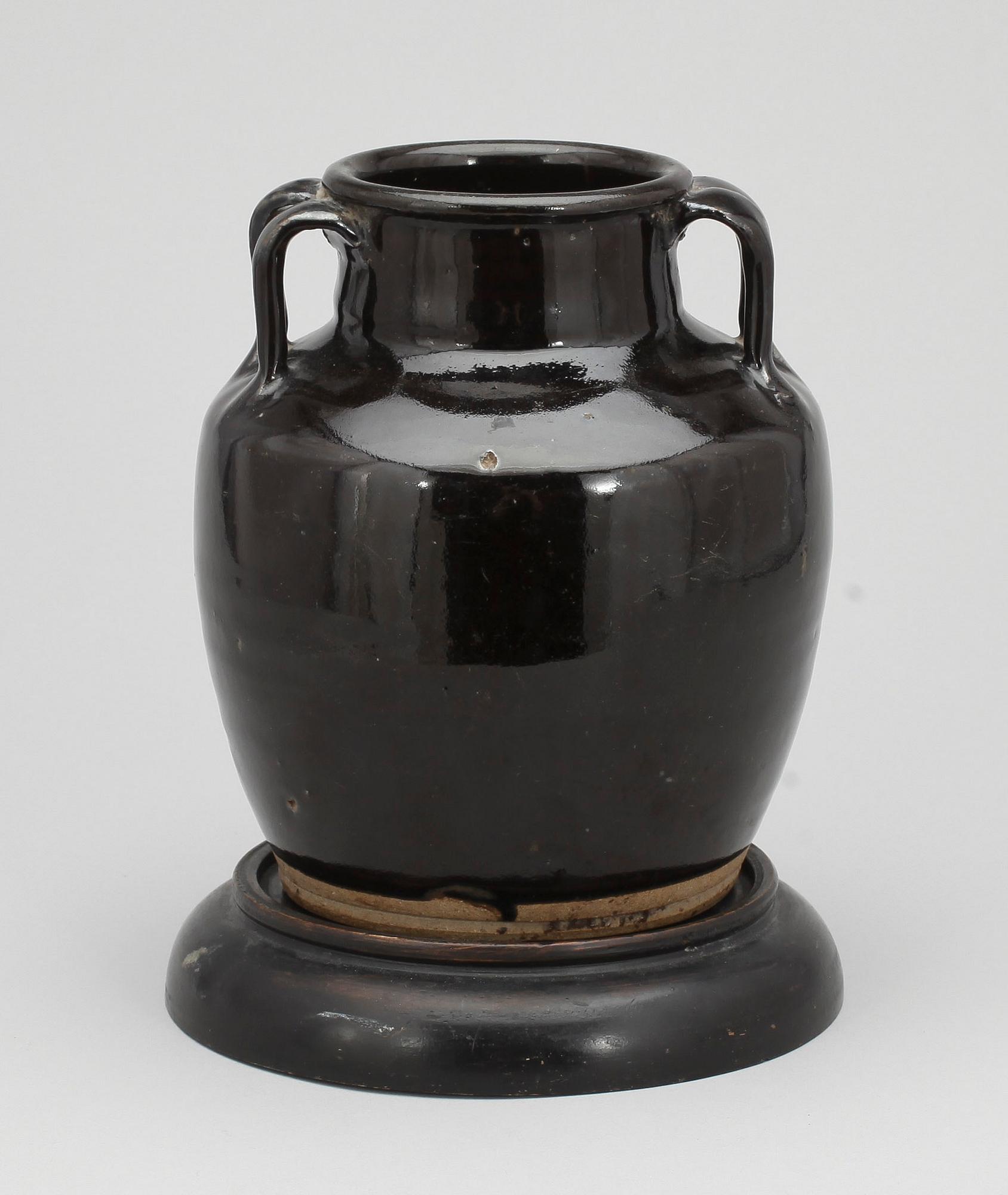 KÄRL, keramik, Kina, troligen Ming dynastin (1368-1644).