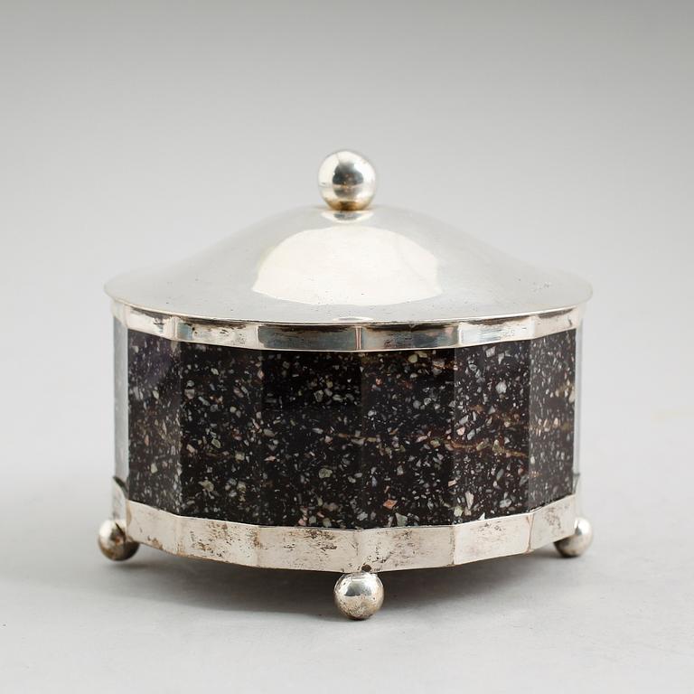 SMÖRASK, silver och Älvdalsporfyr, 1800-/1900-tal.
