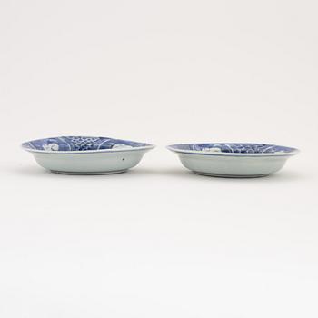 A pair of Chinese blue and white dishes, Transition, mid 17th Century.