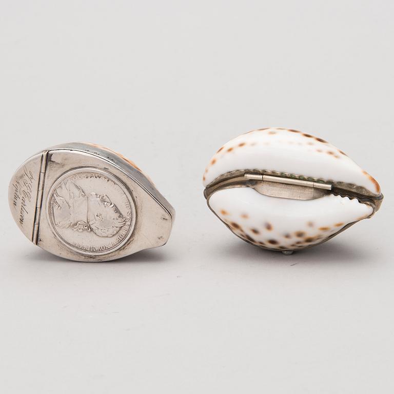 SNUSDOSOR 2 ST, ena med silver beslag Lars Malm, Eskilstuna 1843, andra med metallbeslag.