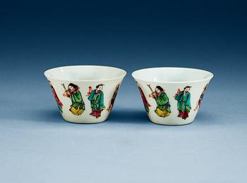 1470. A pair of famille rose cups, late Qing dynasty, with Yongzhengs six character mark.