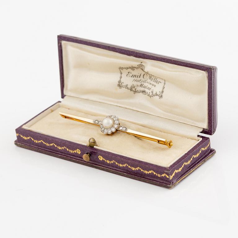 Brooch 18K gold and platinum with a half-pearl and round brilliant and rose-cut diamonds.