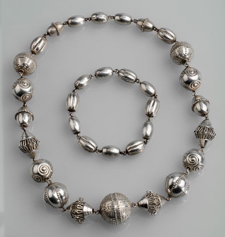 COLLIER samt ARMBAND, sterlingsilver, Kalevala Koru. Vikt ca 154 g.