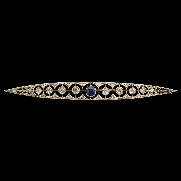 BROSCH 14k guld och silver med 8 gammalslipade diamanter, fasettslipad blå safir och 21 små diamanter. Vikt 9 g.