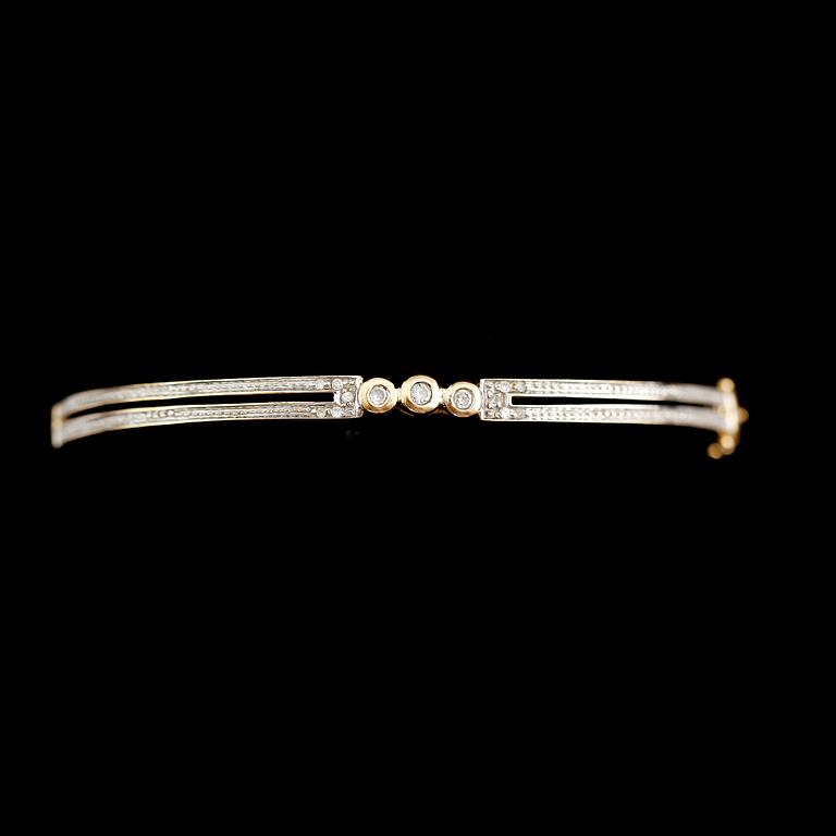 ARMBAND, 18 k guld med briljantslipade diamanter. Total vikt 10 g.