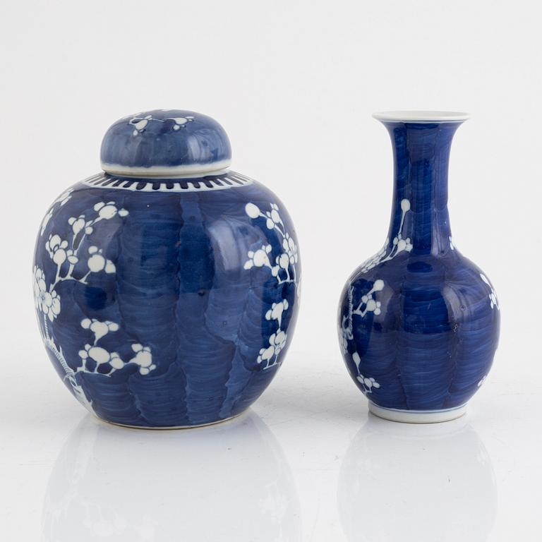 Five blue and white porcelain ginger jars and a vase, China, 19th/20th century.