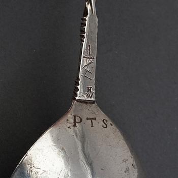 Skedar med kulknopp, 2st, silver, otydliga stämplar, Skandinavien 1700-talets förra hälft.