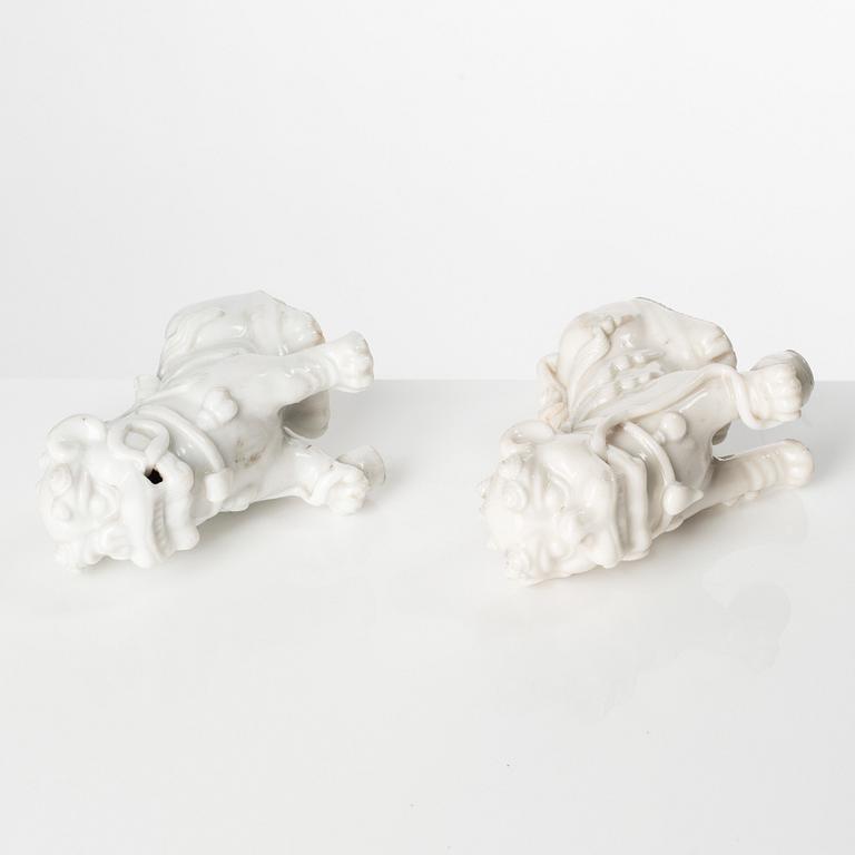 A pair of Chinese blanc de chine figures of buddhist lions, Qing dynasty, Kangxi (1662-1722).