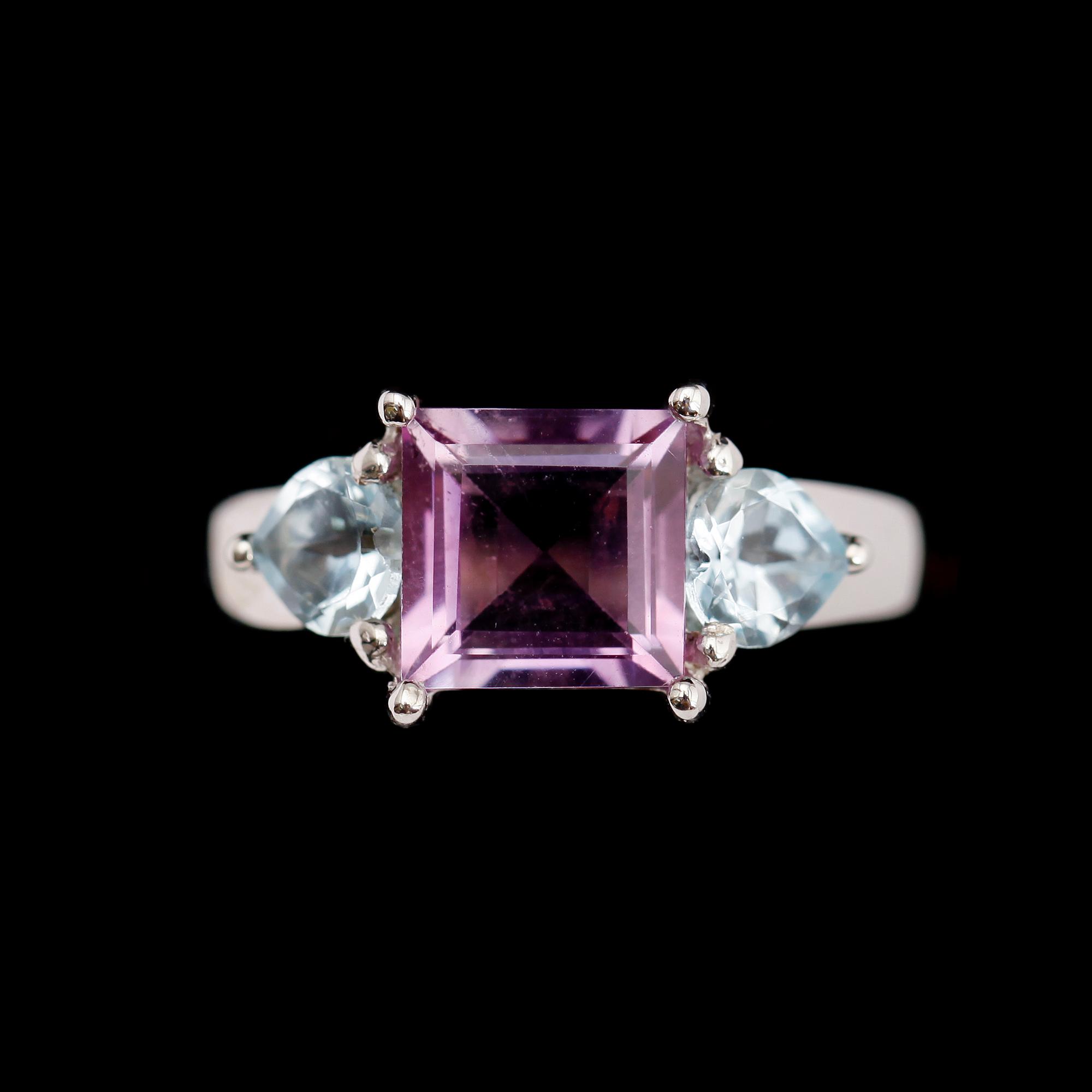 RING, förgyllt silver, ametist och 2 topaser.