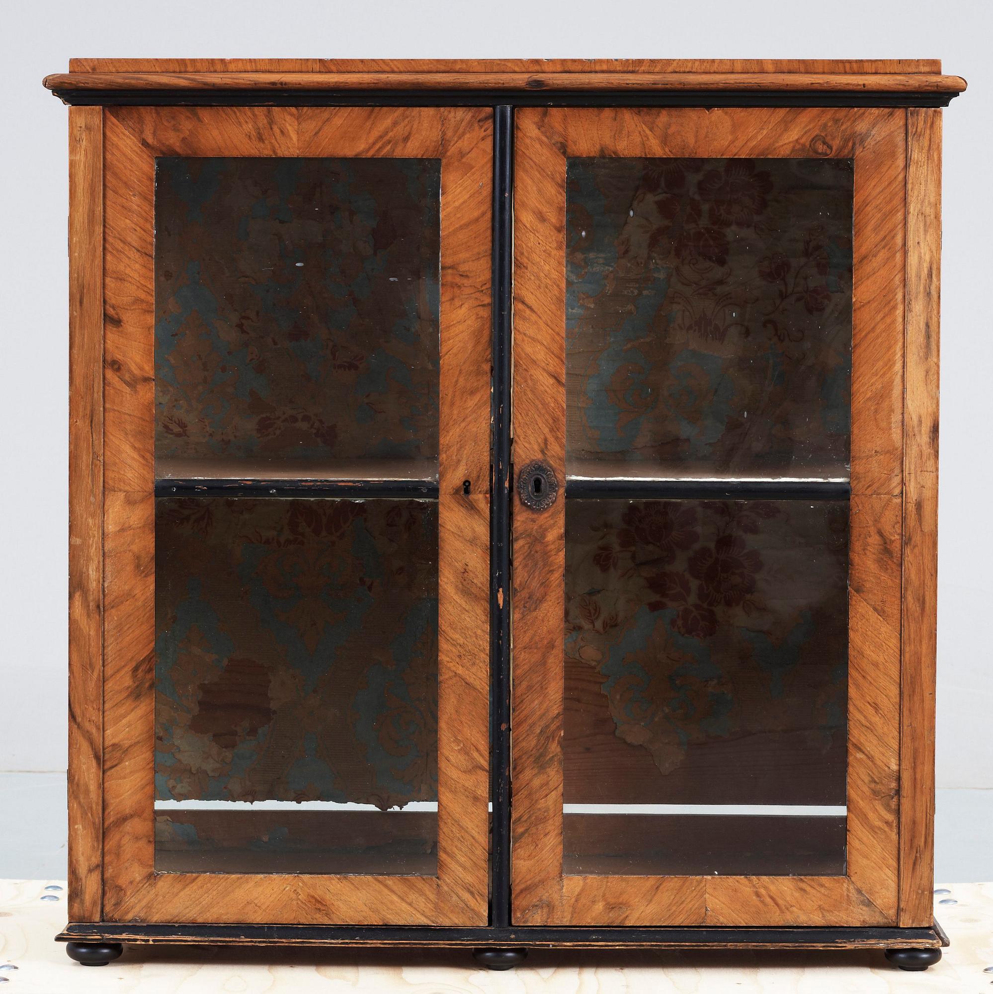 DOCKSKÅP, nyrenässans, 1800-talets slut.