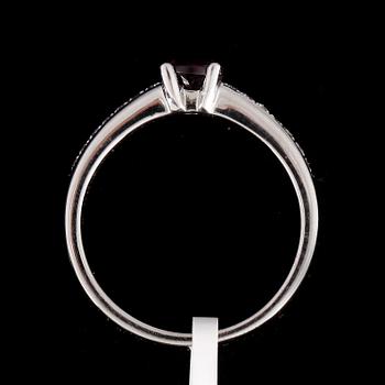 RING, 14k vitguld med turmalin 0,62ct och diamanter tot 0,12ct. Vikt ca 3,82 gram.