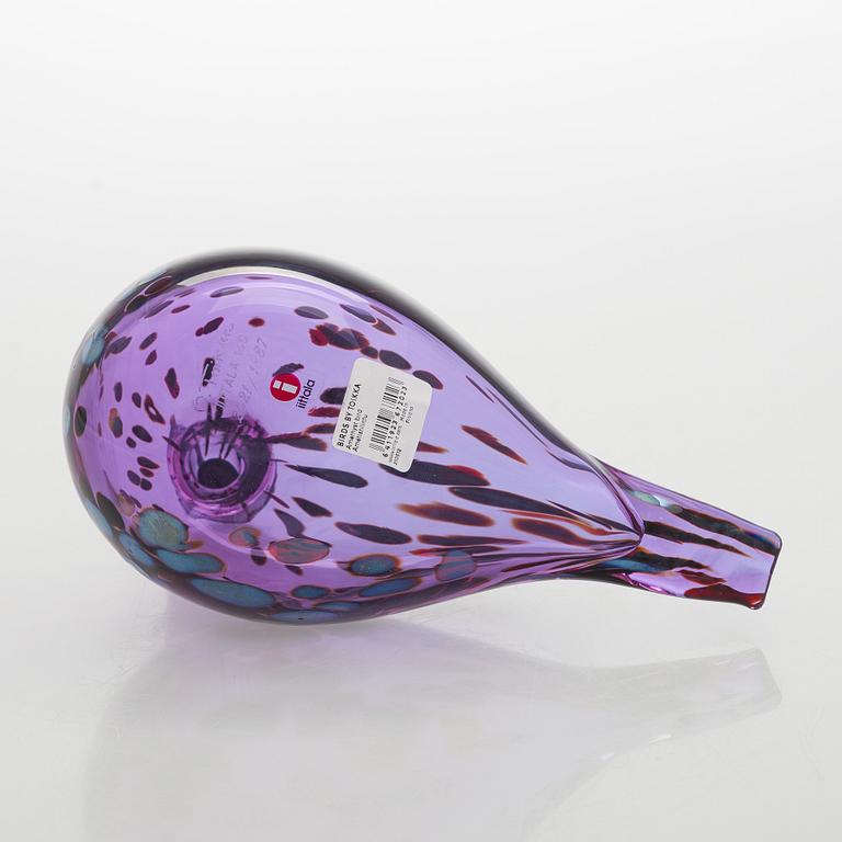 Oiva Toikka, glasfågel, "Amethyst bird", signerad och numrerad O. Toikka Iittala 140 2021/1887.
