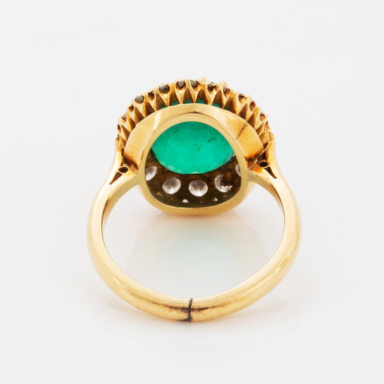 Carmoséring smaragd och briljantslipade diamanter.