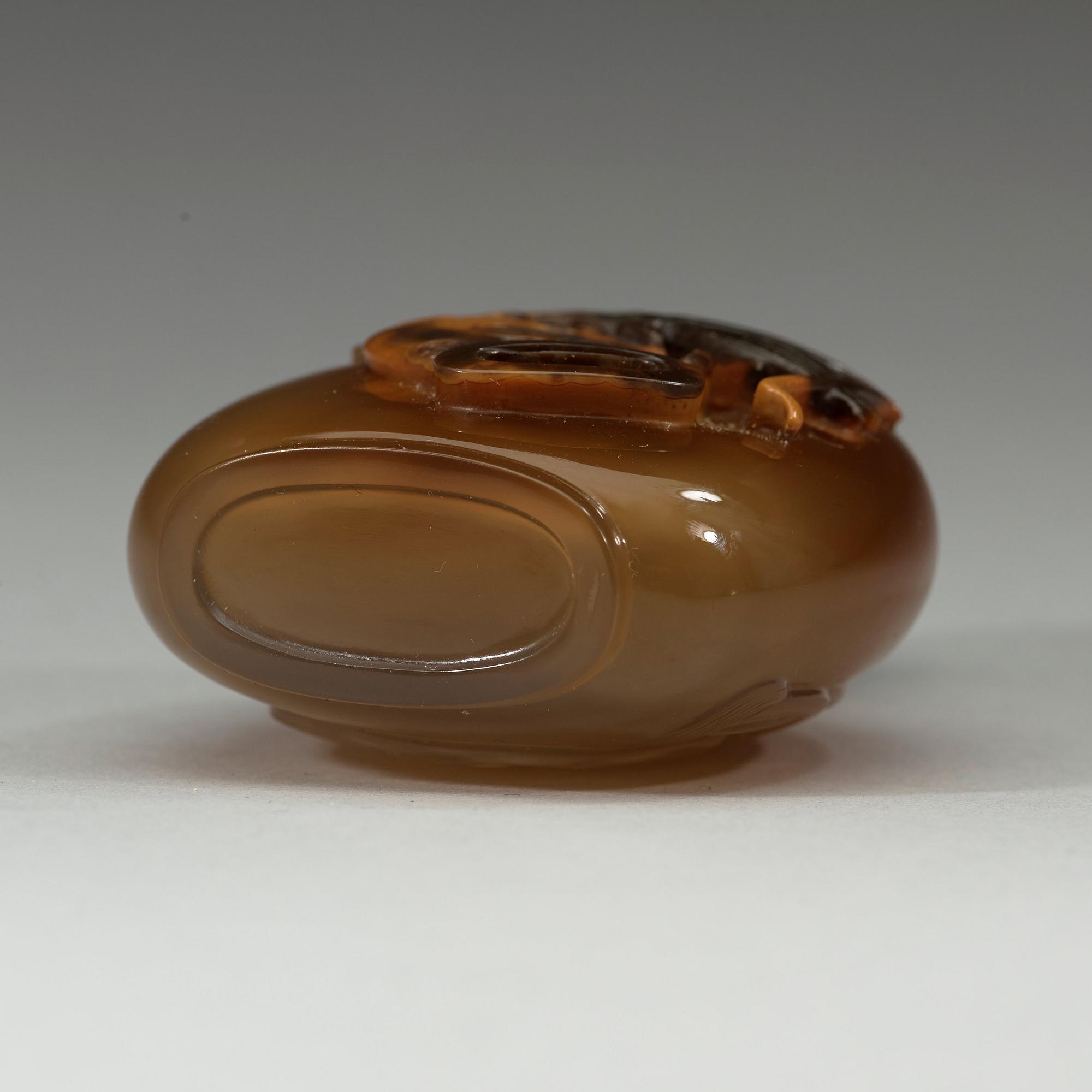 A carved chalcedony snuff bottle, Qing dynasty, 19th century.