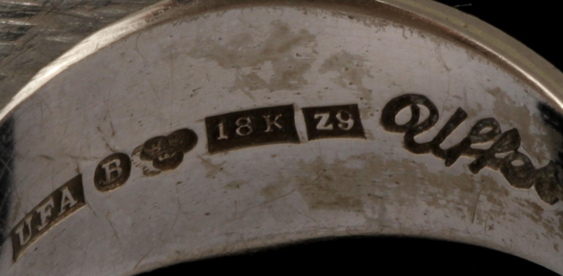 RING, 18k vitguld med 2 st rosenslipade diamanter, Ahlqvist Ur & Guld, Borås, 1974. Vikt 8 g.