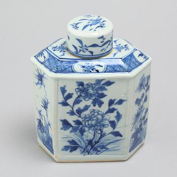 A porcelain tea caddy from China, late Qing dynasty (1644-1912).