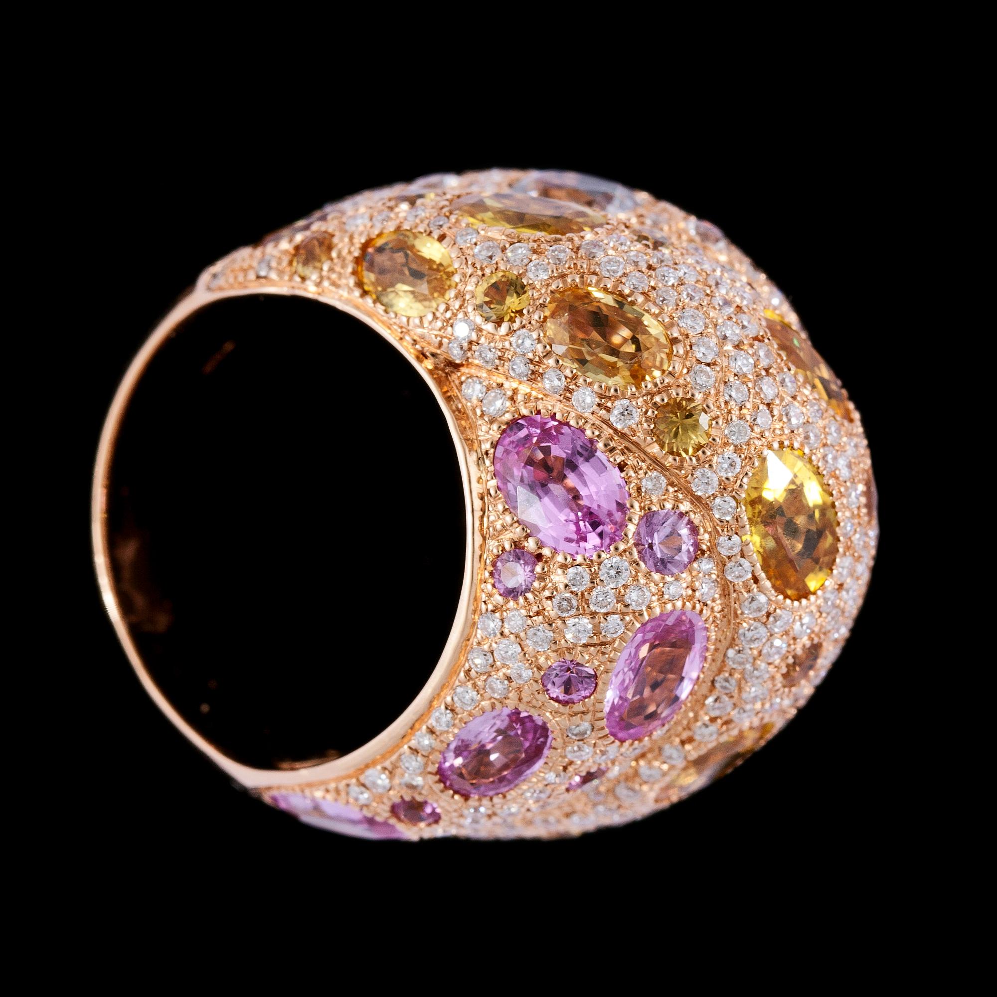 RING, rosa, vita och gula safirer, 10, 77 ct, med briljantslipade diamanter, 2.47 ct.