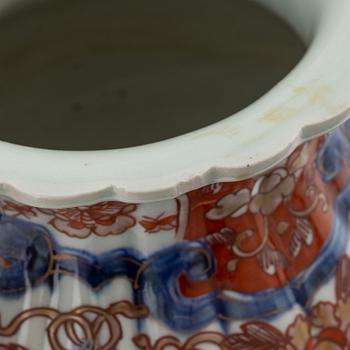 Seven pieces of Japanese Imari porcelain, around 1900 and early 20th century.