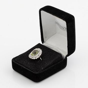Ring, cocktailring 18K vitguld med ljusgrön turmalin och briljantslipade diamanter.