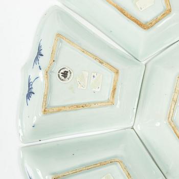 A nine piece Chinese export blue and white cabaret, Qing dynasty, Qianlong (1736-95).