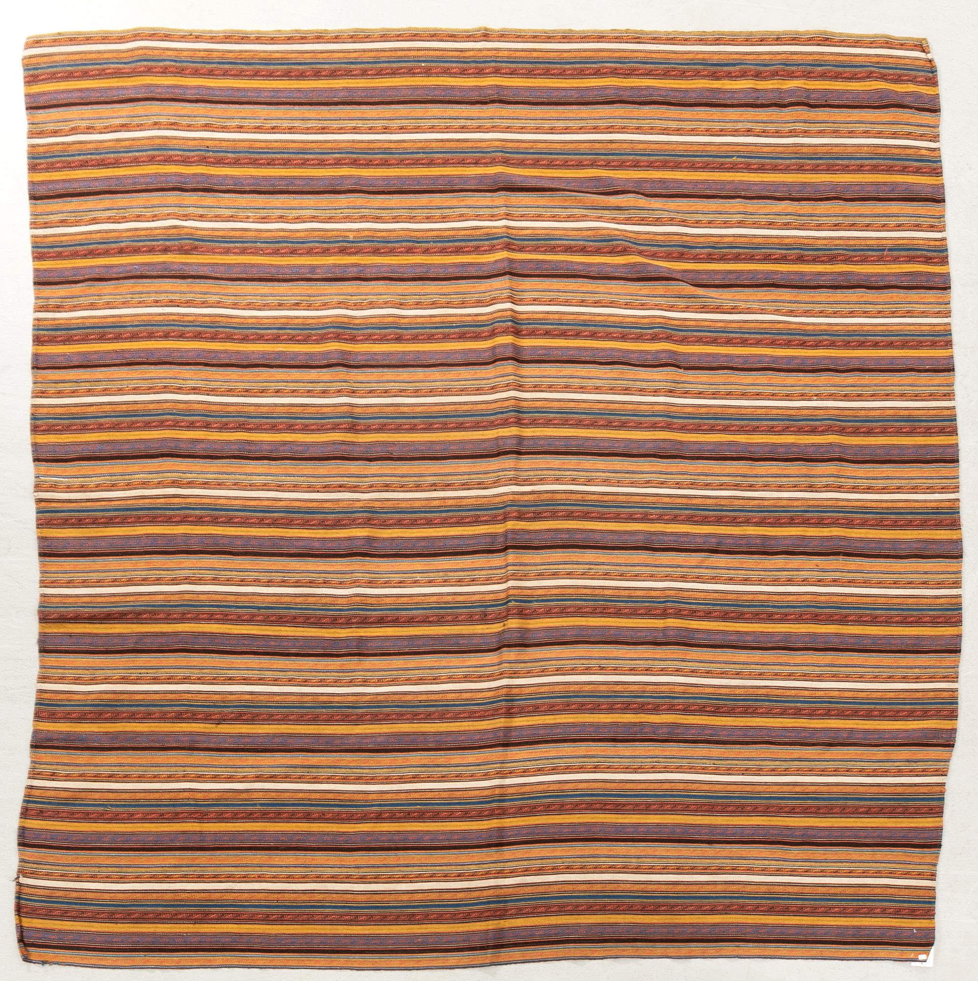 Vävnad Azerbaijan Jajim antik ca 242x223 cm.